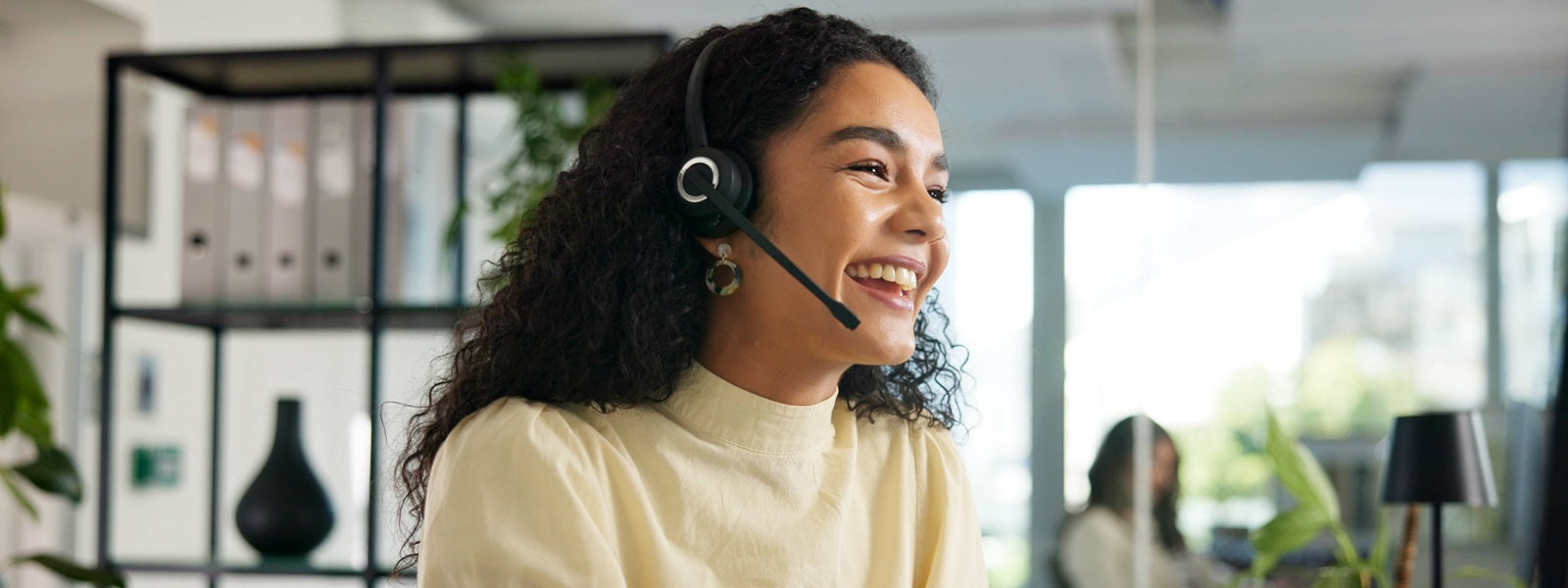 Cómo elegir auriculares si compartes espacio de trabajo: claves para no molestar (ni ser molestado)