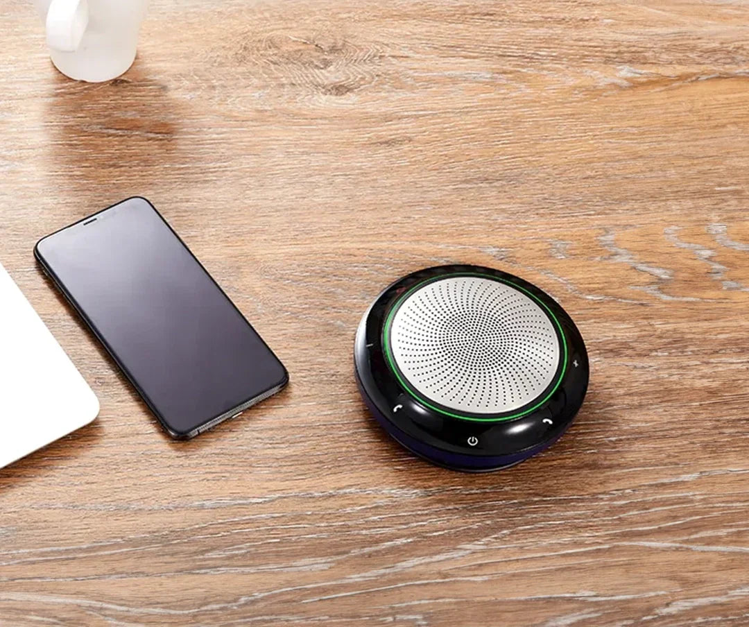 Speakerphone vs auriculares: cuándo conviene usar un altavoz para conferencias en lugar de un headset