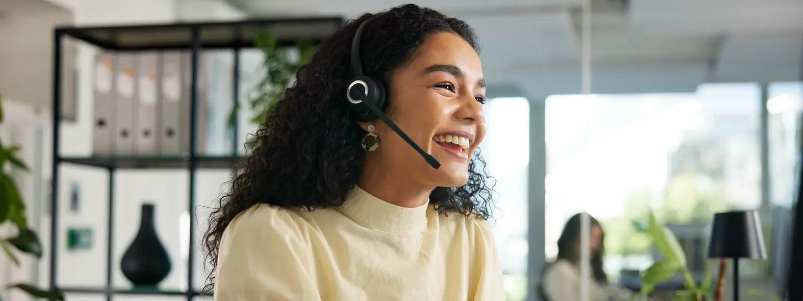 Cómo elegir auriculares si compartes espacio de trabajo: claves para no molestar (ni ser molestado)