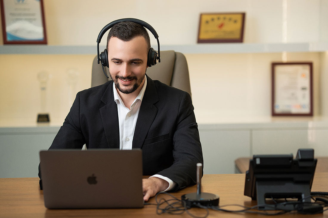 Headsets cómodos para llamadas de oficina diarias